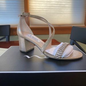 NINA Nora Heels in Taupe size 6.5